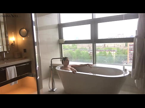 ❤️ عزیزم فوق العاده با شور و شوق بیدمشک خود را در حمام تکان می دهد پورنو در fa.porno24-7.ru ❤
