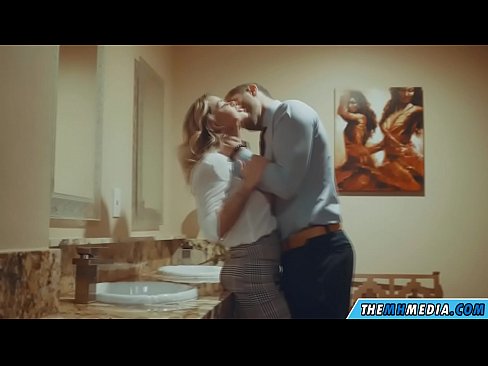 ❤️ وقتی یک بلوند بی تنه شما را در یک دستشویی عمومی اغوا می کند پورنو در fa.porno24-7.ru ❤